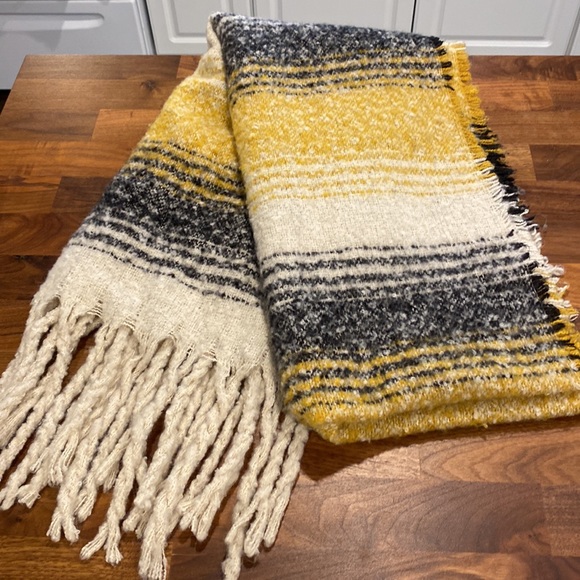 Ardene Scarf Never Worn - Picture 1 of 4